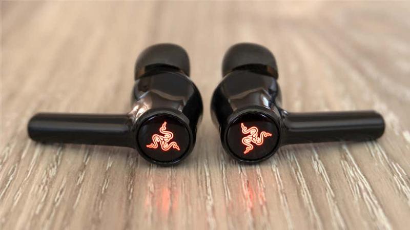 もうAirPods買う理由なくない？ 光る新型ワイヤレスイヤホンRAZER 