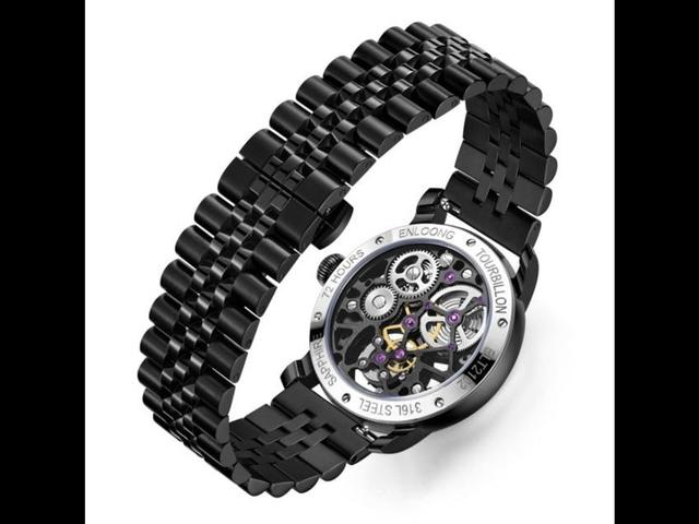 スケルトンデザインで機械式時計の仕掛けが丸見え。憧れのトゥール  