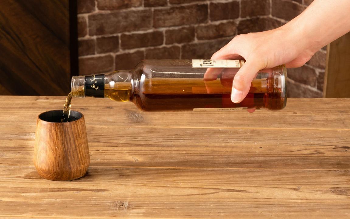 香りを愉しむ。焦がし加工の木製タンブラーで家飲みウイスキーを