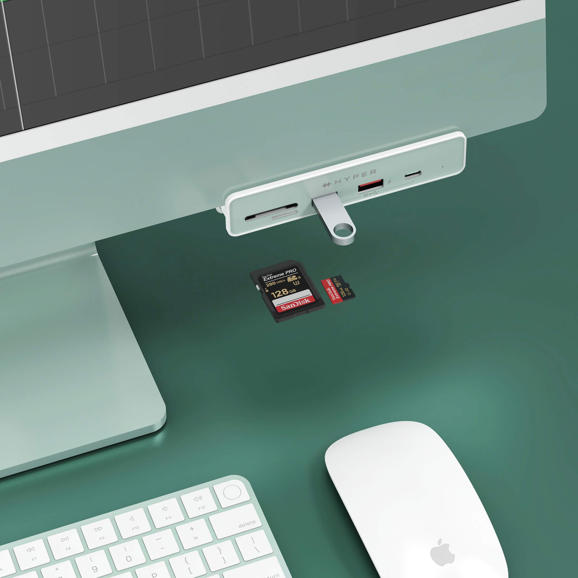 カラフルな新型iMacの相棒。本体と同じカラーのUSBハブがマッチ感Good