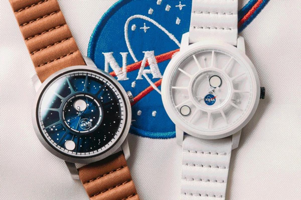 宇宙船の窓みたいな盤面で月相が分かり暗闇で光る。アポロ15号50周年を 