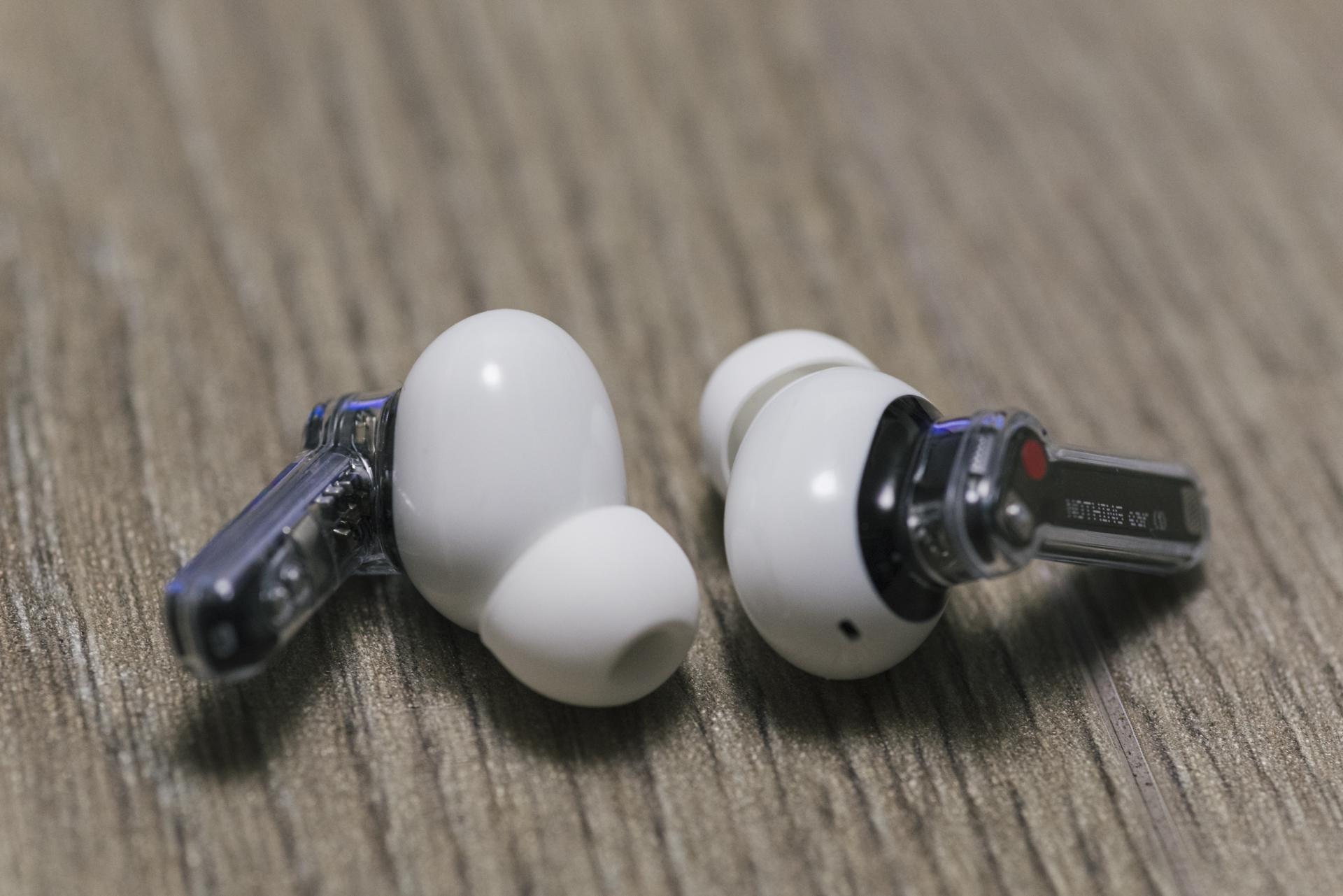 オーディオ機器 イヤフォン 価格相応の中身と、価格以上の使い心地：透明イヤホン｢Nothing ear (1 