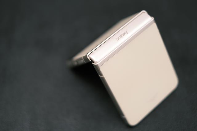 210917_galaxyfold3finefinish_hinge-1