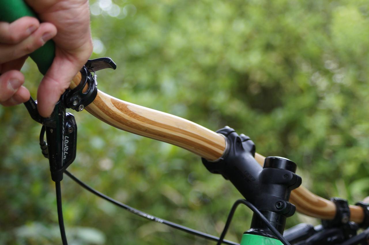 持続可能！ 軽くて強くて衝撃を吸収する竹製の自転車用ハンドルバー