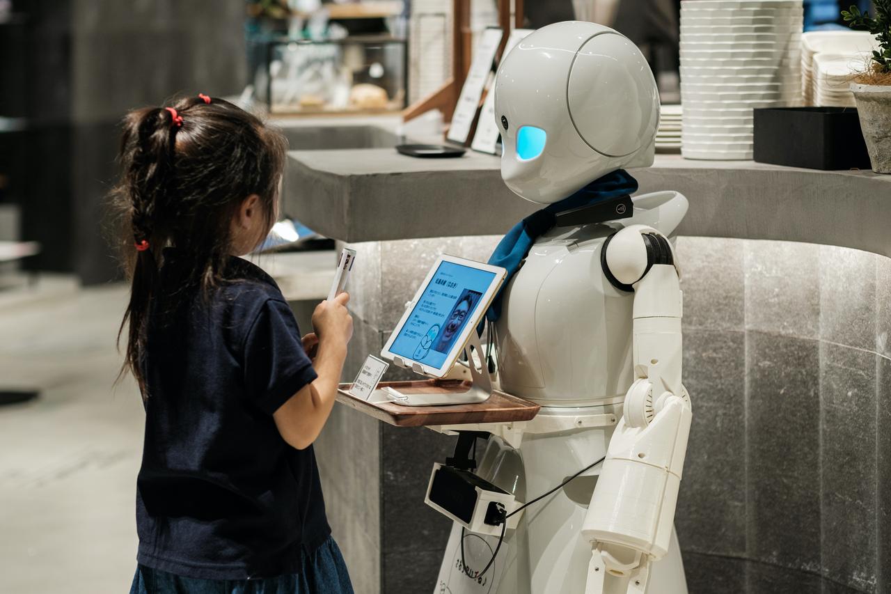 ロボット｢OriHime｣は会話上手。世界最大級のメディアアートの祭典に参加したカフェにお邪魔しました
