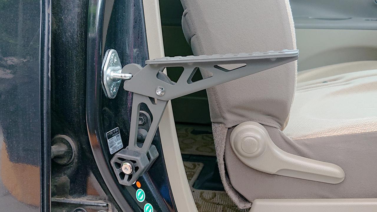 脚立を使わず、車のルーフキャリアに荷物を積める車用ドアペダル 折りたたみ式 | ギズモード・ジャパン