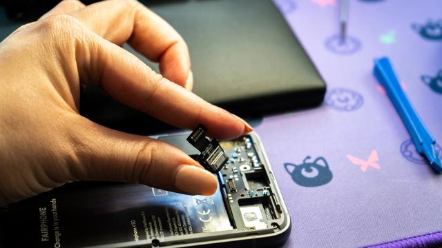 211004fairphone405