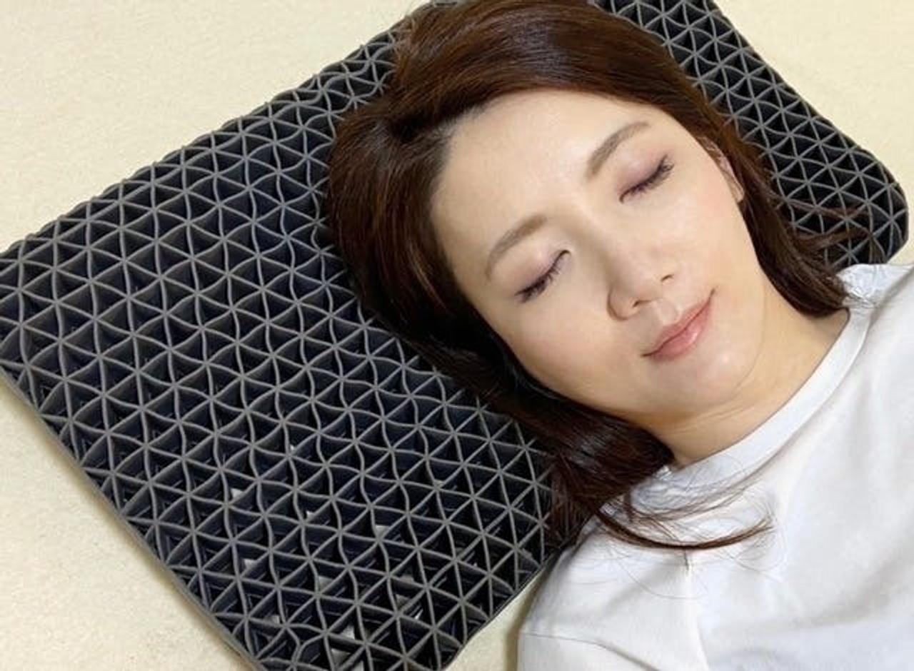極上のフィット感! 脱力するほど気持ちいい枕「Demor」終了間近 極上のフィット感! 脱力するほど気持ちいい枕「Demor」終了間近
