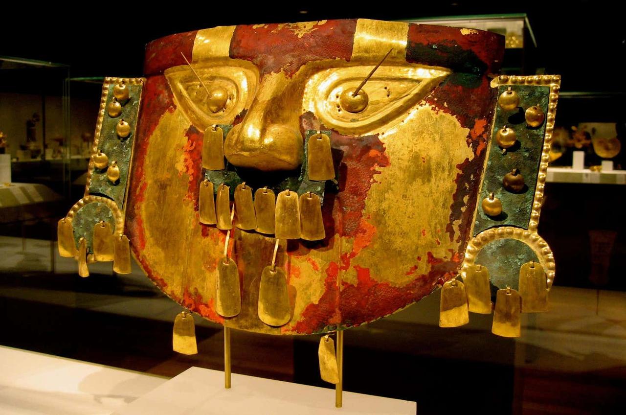 1000年前の仮面、人の血で塗装されていた