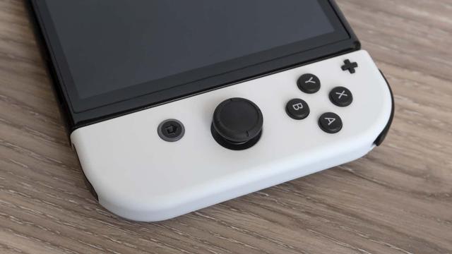 有機ELになったNintendo Switch、画面だけでPro並みの満足感 