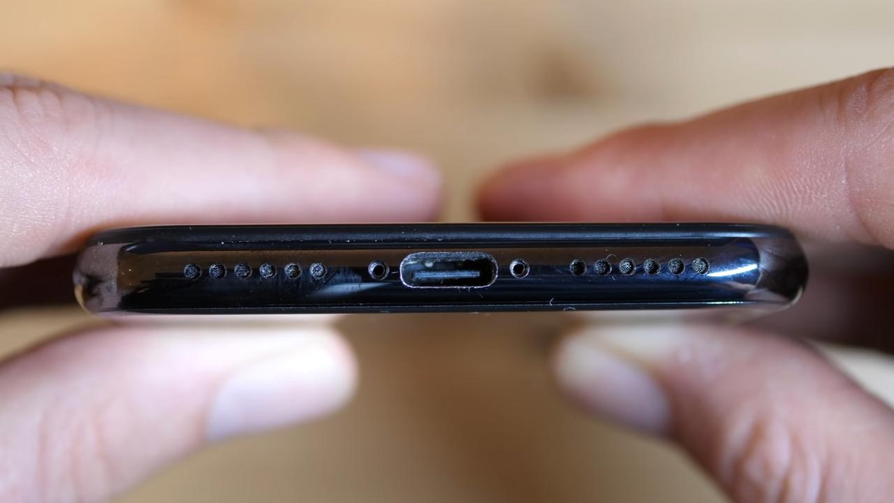 DIYで生まれた世界初USB-C対応iPhoneに、オークションでとんでもない値段がついてる…！