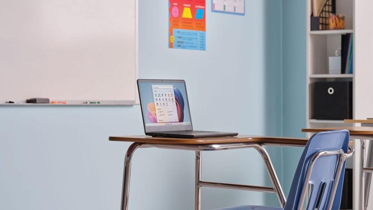 対Chromebook。Microsoftの学生向け安価端末｢Surface Laptop SE｣