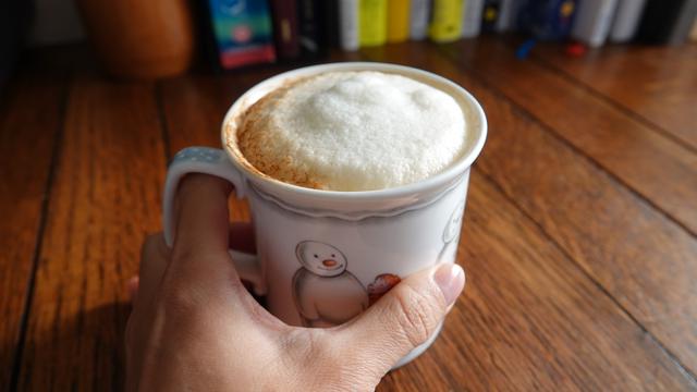 カフェラテ作りが超簡単に！ おうちカフェを開きたくなるミルクフォーマー | ギズモード・ジャパン