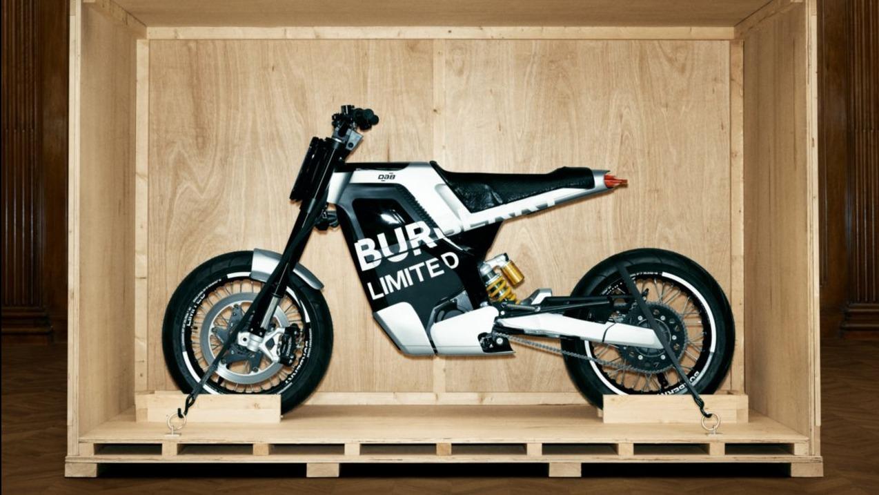 意外すぎるコラボ。バーバリーがバイクメーカーDABとコラボした