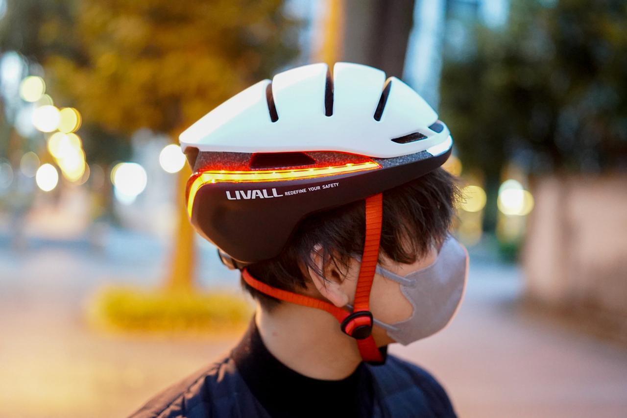 曲がる止まるをしっかりアピール！ 夜道での危険を減らせるスマートヘルメットを試してみた