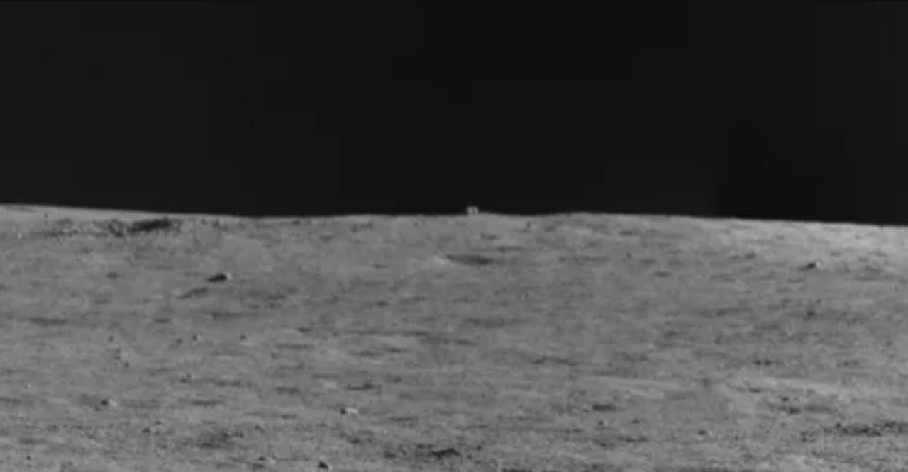 一体何だろう？ 月の裏側で中国の月面探査機｢玉兔2号｣が遠くに見つけた謎の四角い｢神秘小屋｣