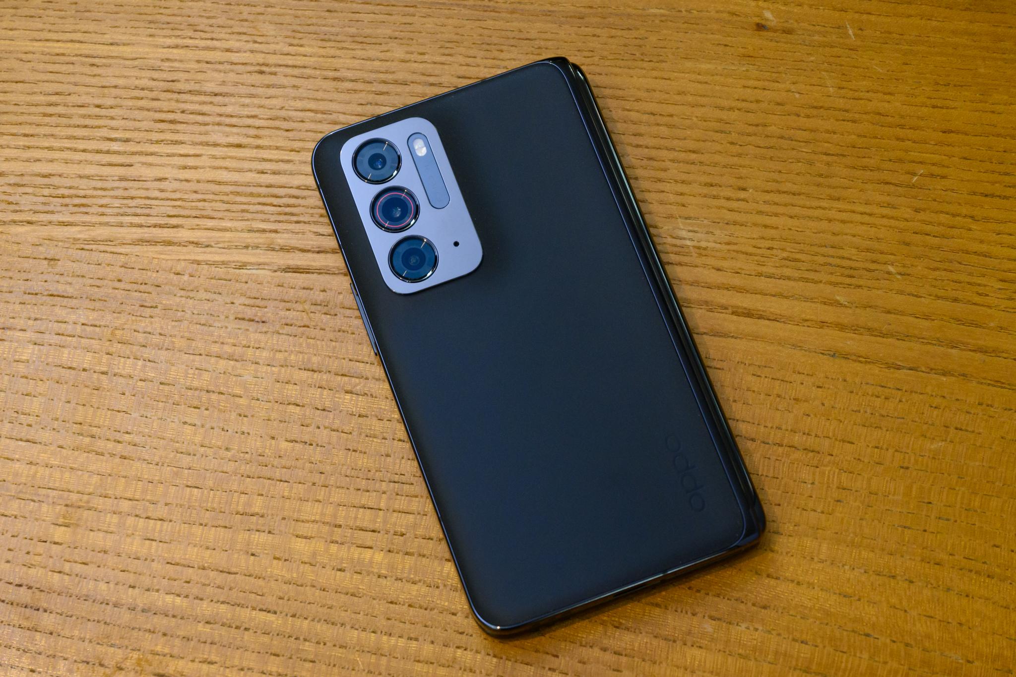折りたたみスマホの決定版。「OPPO Find N 5G」がギズモードにやってきた 折りたたみスマホの決定版。「OPPO Find N 5G」がギズモードにやってきた