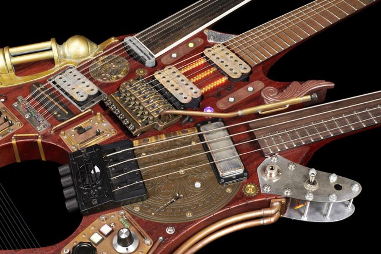 謎のスイッチは何だ？ スティーヴ・ヴァイが考案した3本ネックのスチームパンクなギター｢ザ・ハイドラ｣