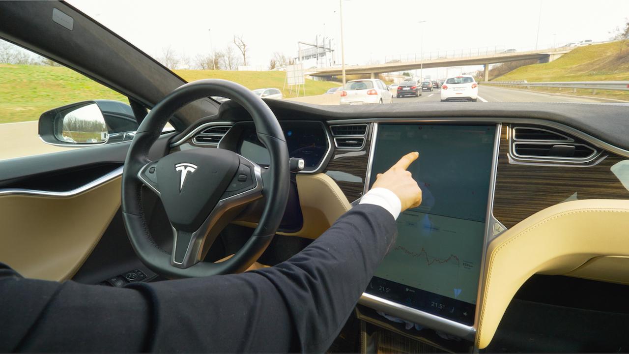 ほほう、テスラ車両にアプリストアが導入される…かも？
