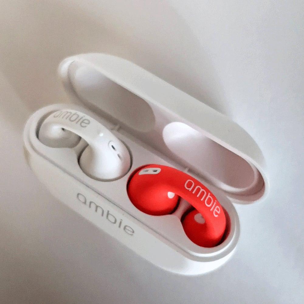 ambie イヤホン本体と着せ替えカバー 2色セット 耳を塞がないイヤホンambieの着せ替えカバー登場。左右で色変えしても