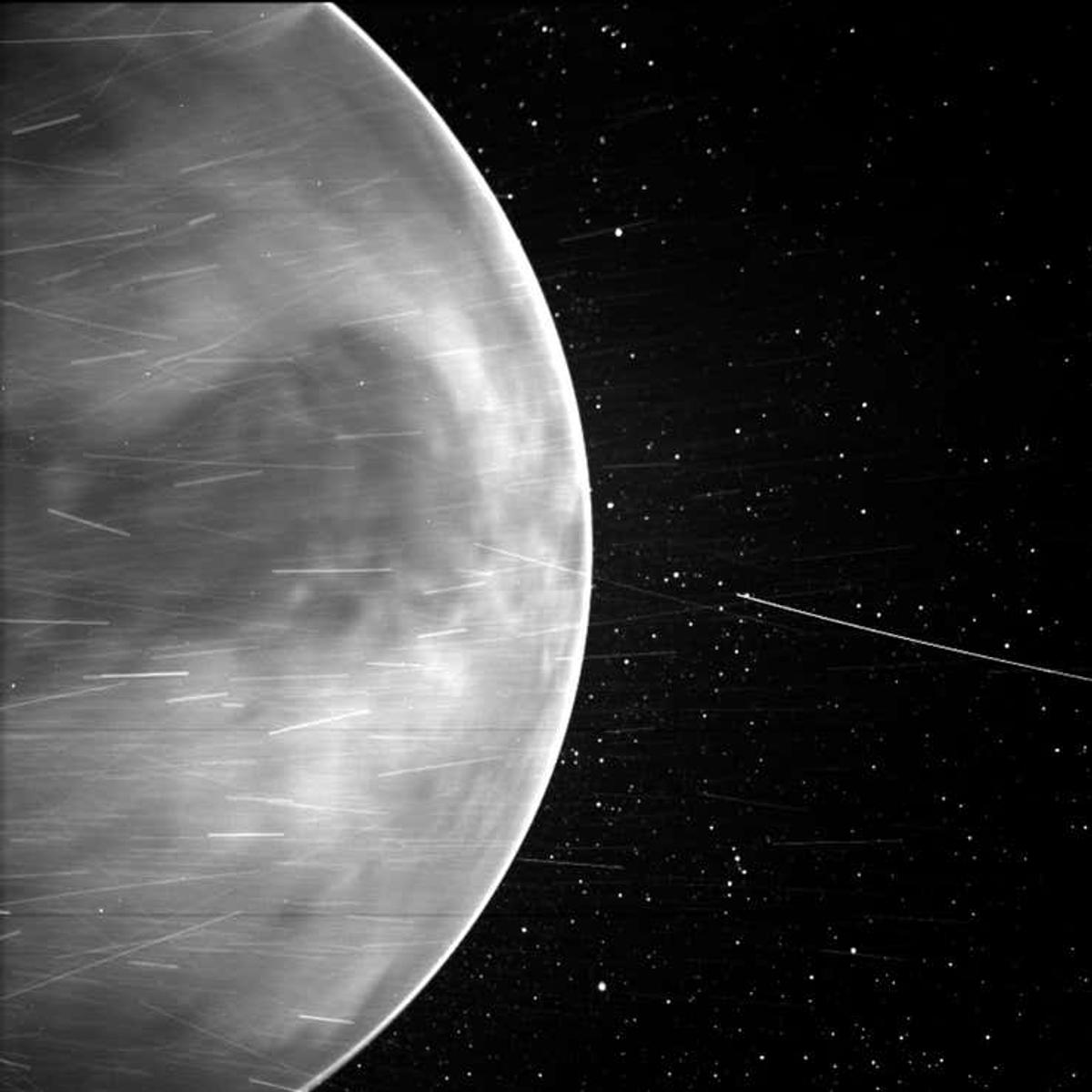 金星の分厚い雲を透視、「熱された鉄」のような地表が初めて撮れた