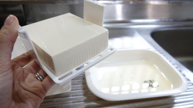 豆腐をおいしく食べたい。それなら、水切り器は大いに使う価値アリ！ | ギズモード・ジャパン