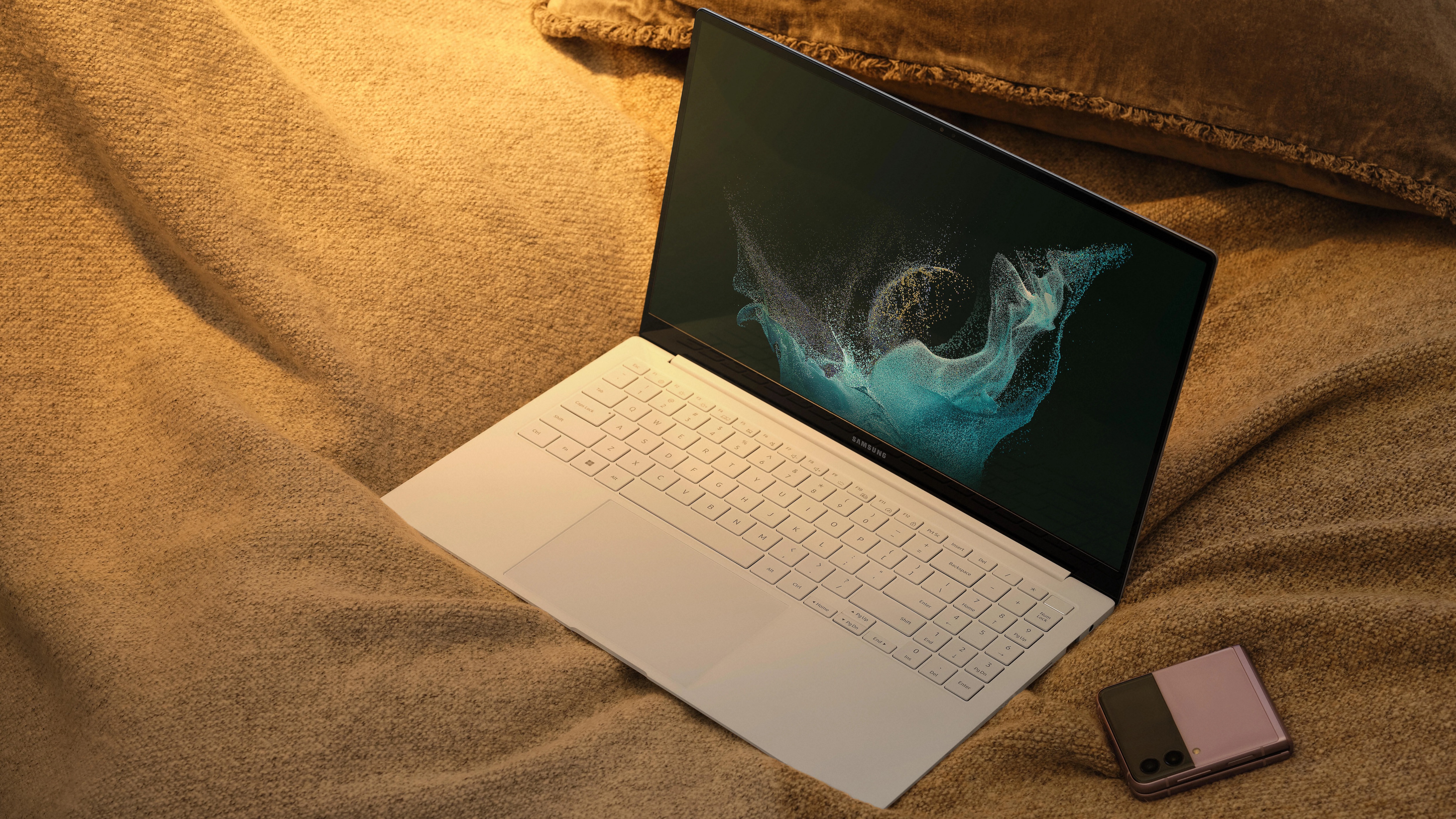 インテルGPU「Arc」搭載！ 新型ノートPC「Galaxy Book2 Pro」発表