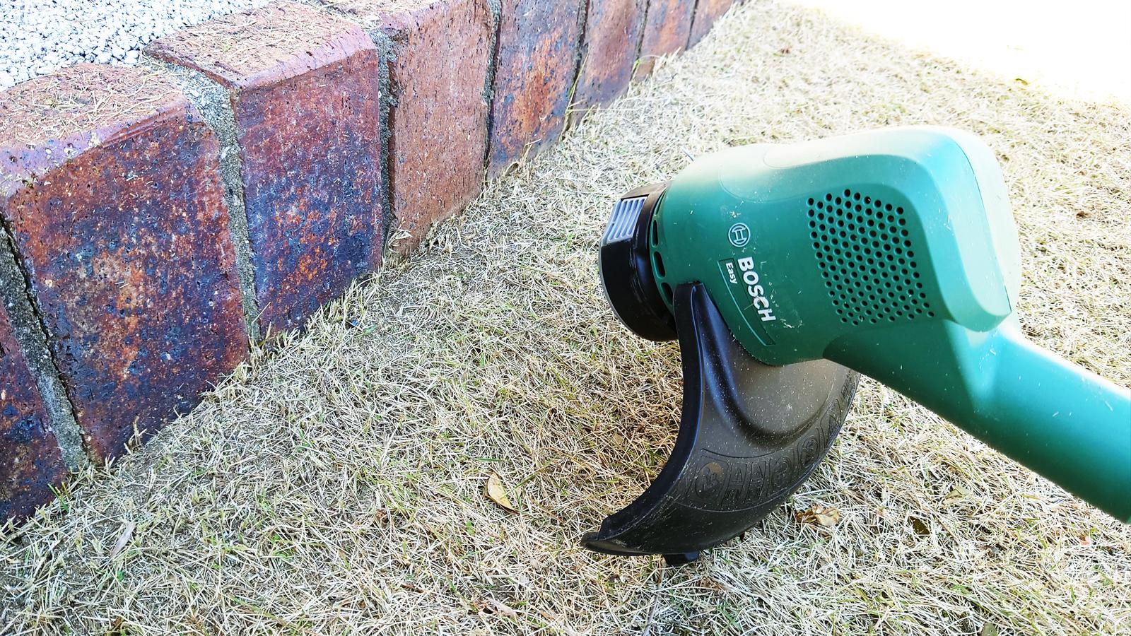 高コスパ！ 雑草を刈るのはもちろん、芝生の際刈りにも使えるBOSCHの草刈機 | ギズモード・ジャパン