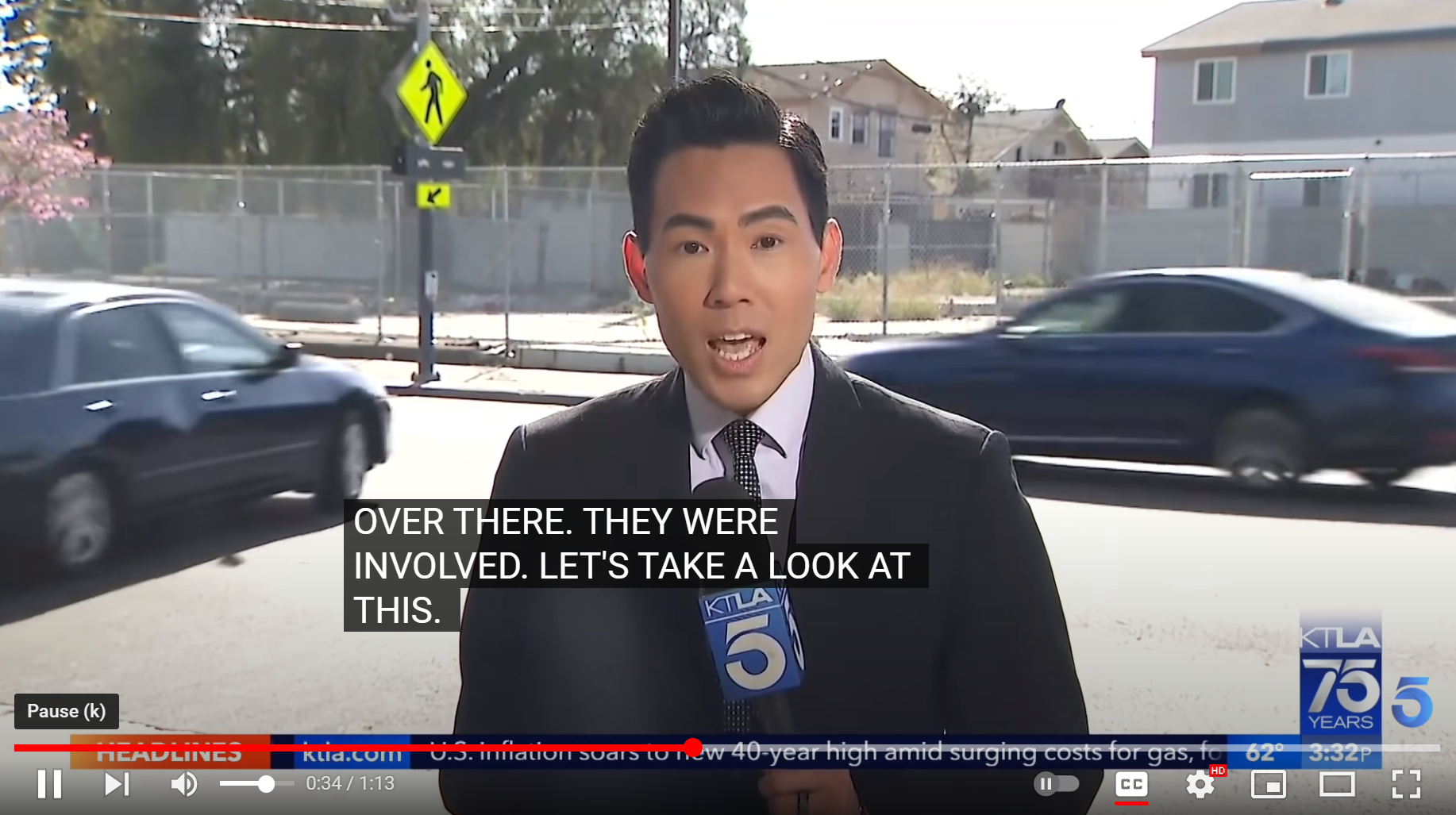 ｢こちらが現場、ロサンゼルスで最も事故の多い危険地帯です…｣（TV中継記者の後ろでガッシャーン）
