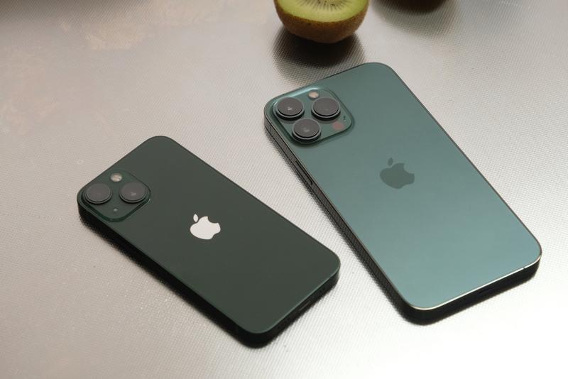 iPhone 13の新色、いろんなグリーンを楽しめるiPhoneだなぁ