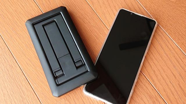 ほぼスマホサイズに折りたためて、高さ調整にも対応！ サンワダイレクトのガジェットスタンド | ギズモード・ジャパン