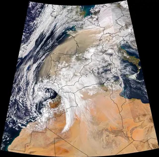 2022-03-18_Here'sWhySkiesOverEuropeAreOrangeThisWeek_02_PlumeOfDust