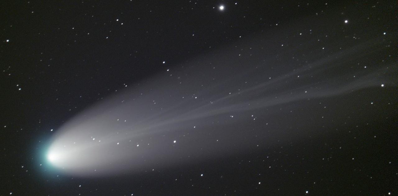 レナード彗星、虚空に砕け散る