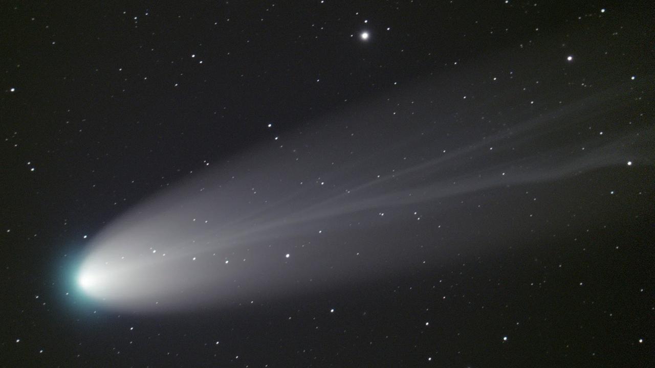 レナード彗星、虚空に砕け散る