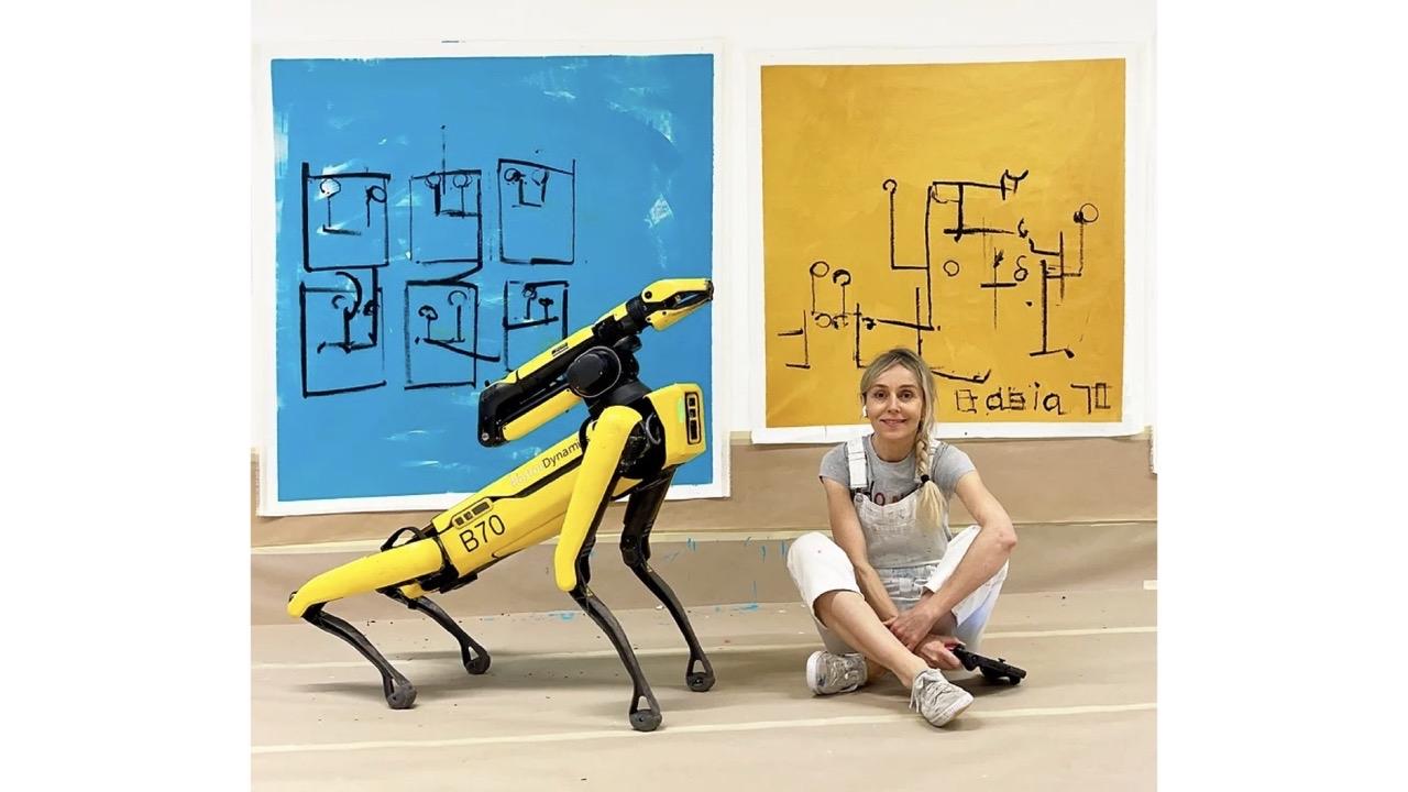 在米ポーランド人の芸術家、犬型ロボ｢Spot｣を使った絵画でウクライナへ支援