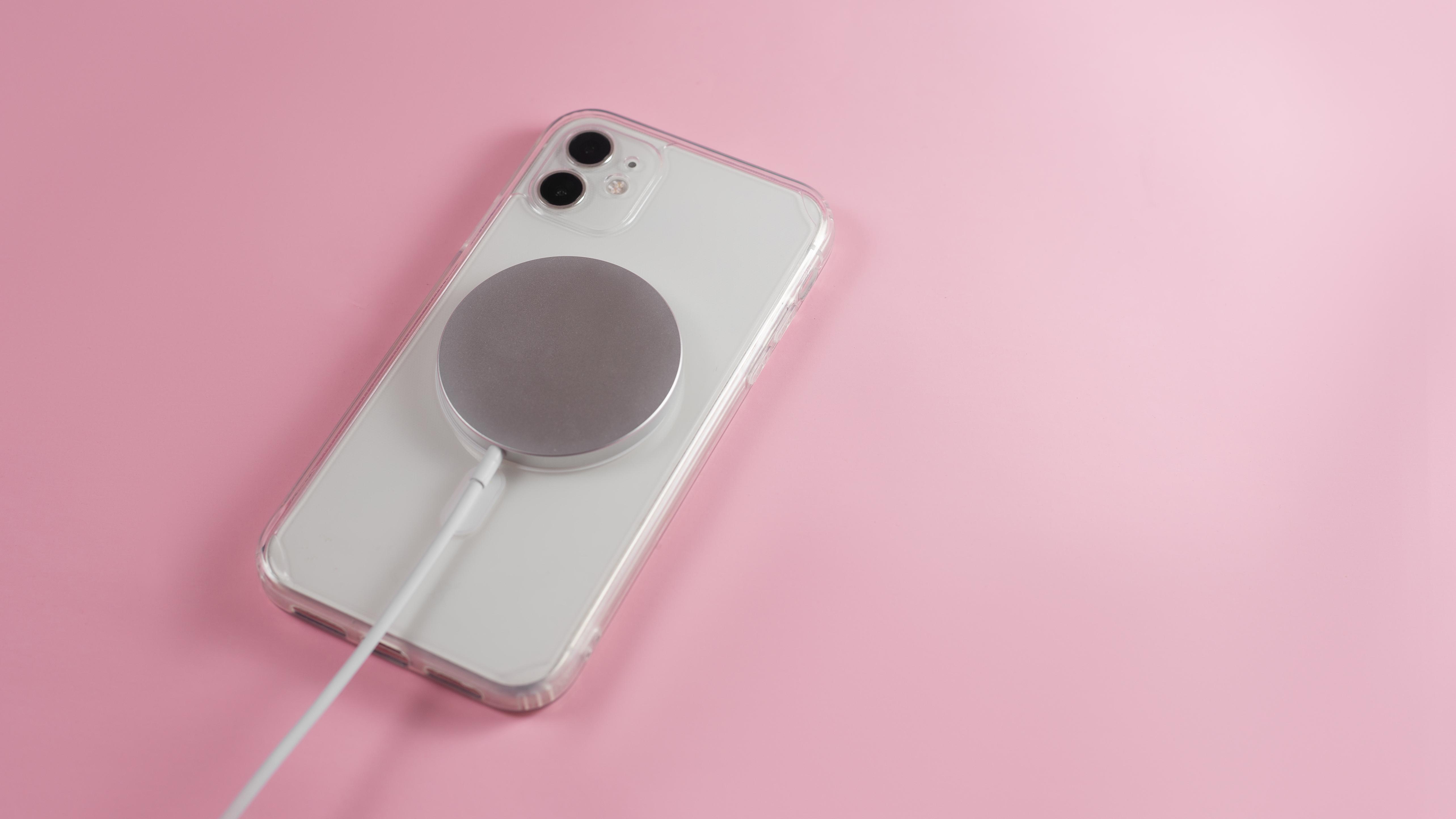 新品 定価6480円→4900円 Apple MagSafeCharger AppleがMagSafeでデータ通信できる特許を申請中。速度が気になるけど