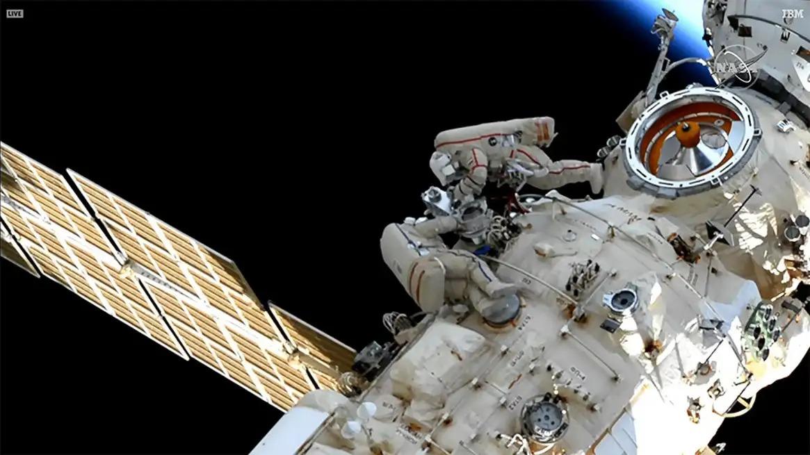 ISSの新ロボットアーム稼働に向けて、ロシアの宇宙飛行士が船外活動を ...