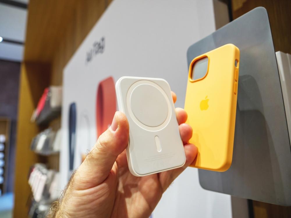 Apple純正の「MagSafeバッテリーパック」を試す（1/2 ページ