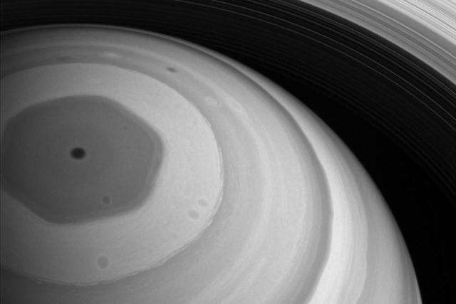 200623_beautifulsolarsystem_hexagonalpoles