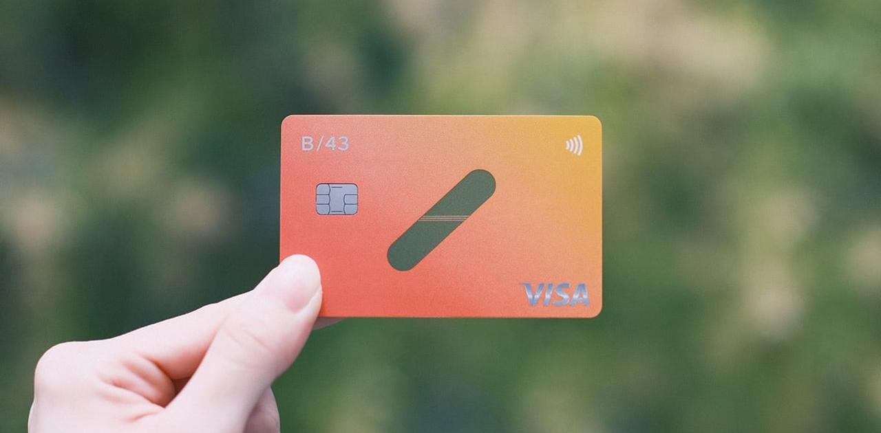 中央が透明になったプリペイドVISAカード。持ってるだけで楽しくなりそう〜 ギズモード・ジャパン