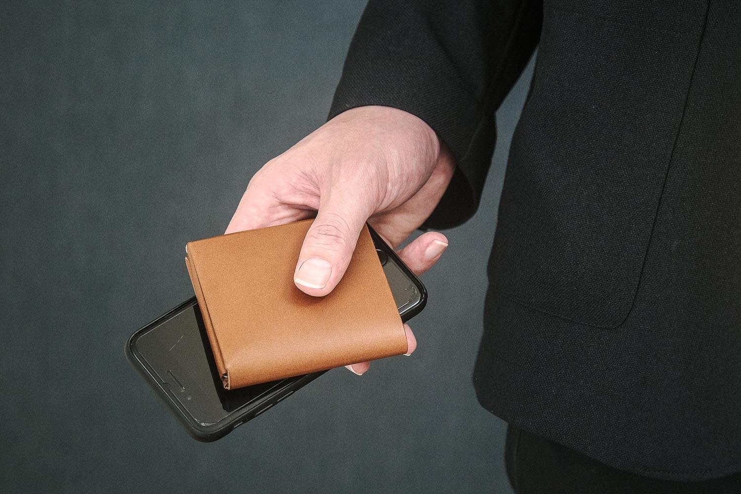 サイズと容量のバランスが理想的な二つ折り財布｢usuha-mini