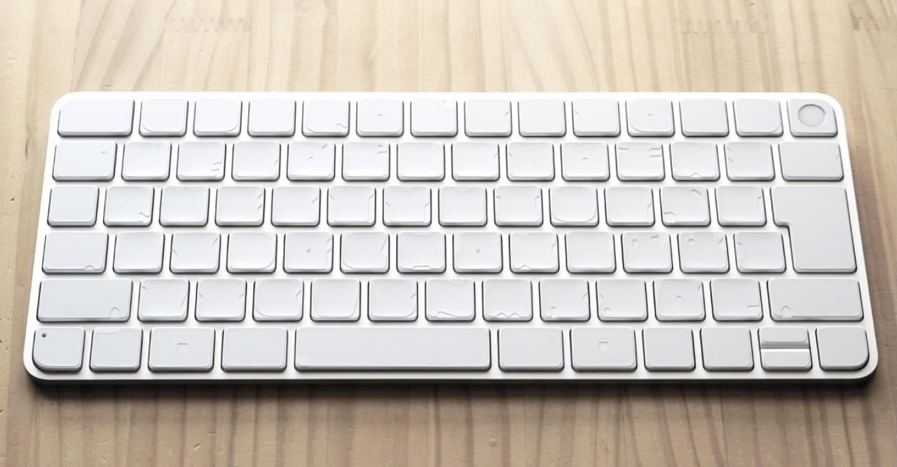 AppleのMagic Keyboardを｢ほぼ｣無刻印化できるステッカー