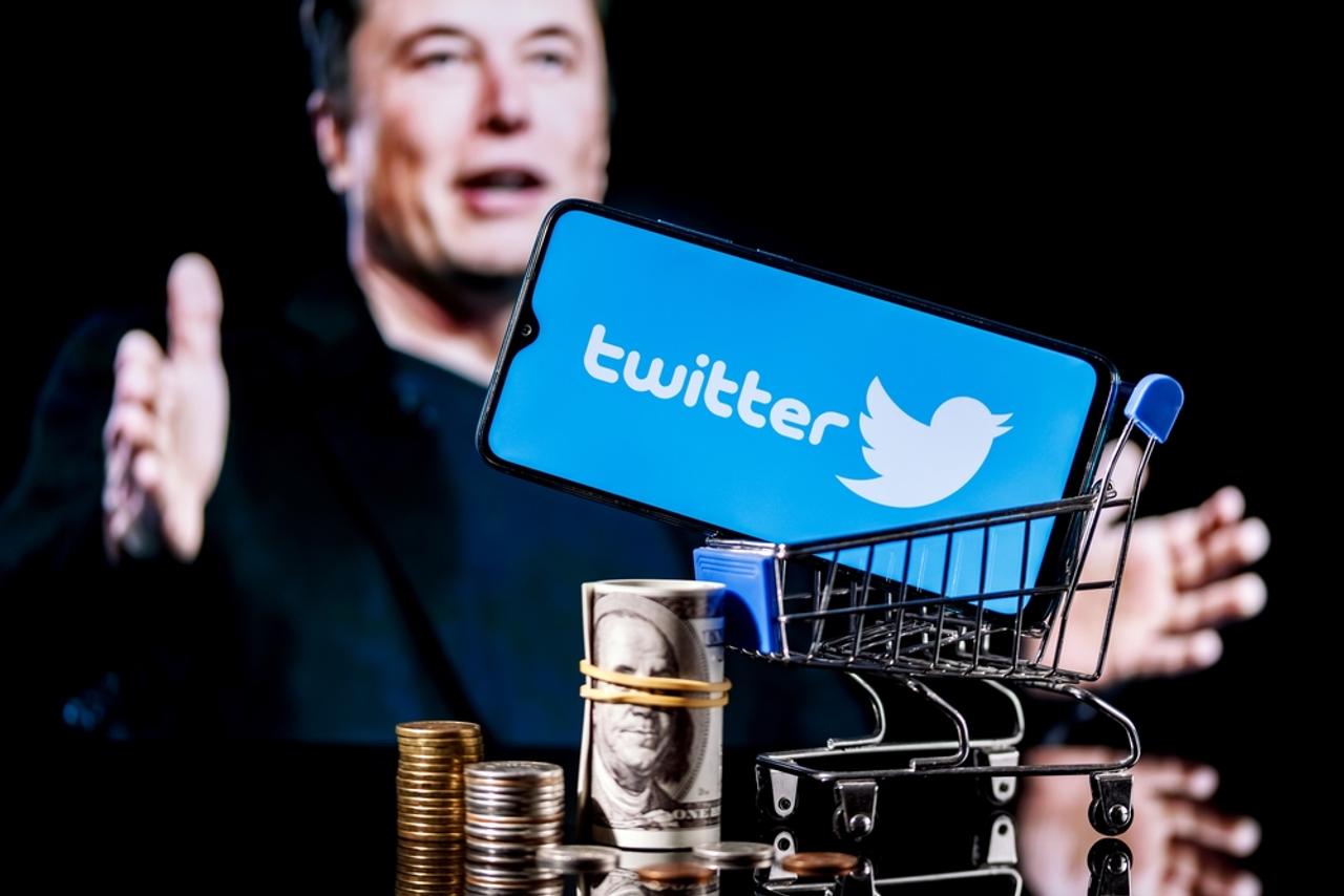 イーロン・マスク、Twitter買収の取引は一時的に｢保留中｣
