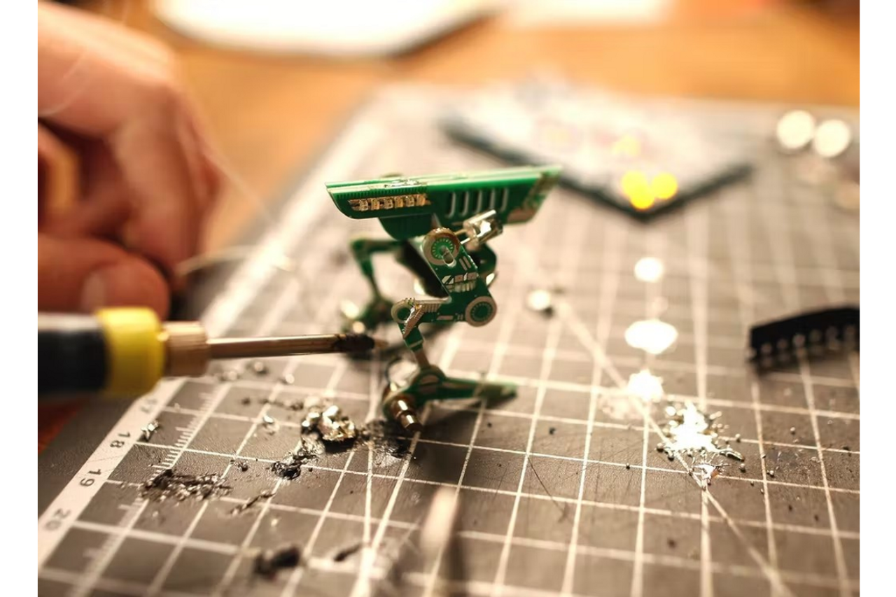 ミニロボットを作って学ぶ。即始められる｢電子工作DIYキット｣