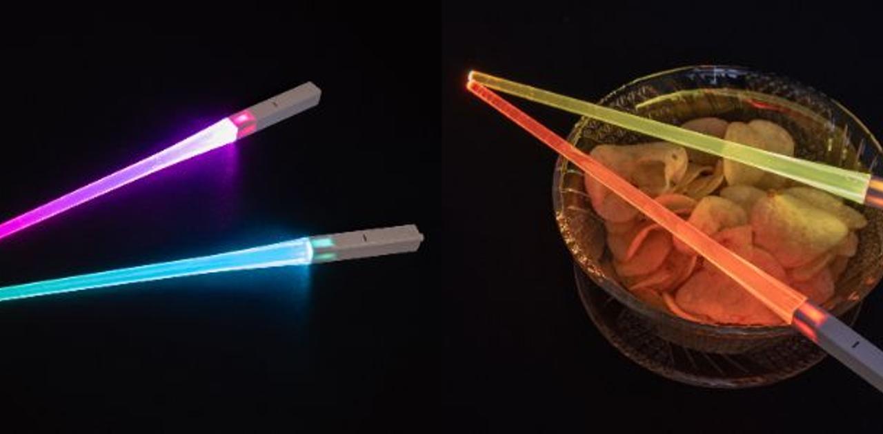 ライトセーバーみたいな光るゲーミング箸。ゲーム中の夜食に | ギズモード・ジャパン