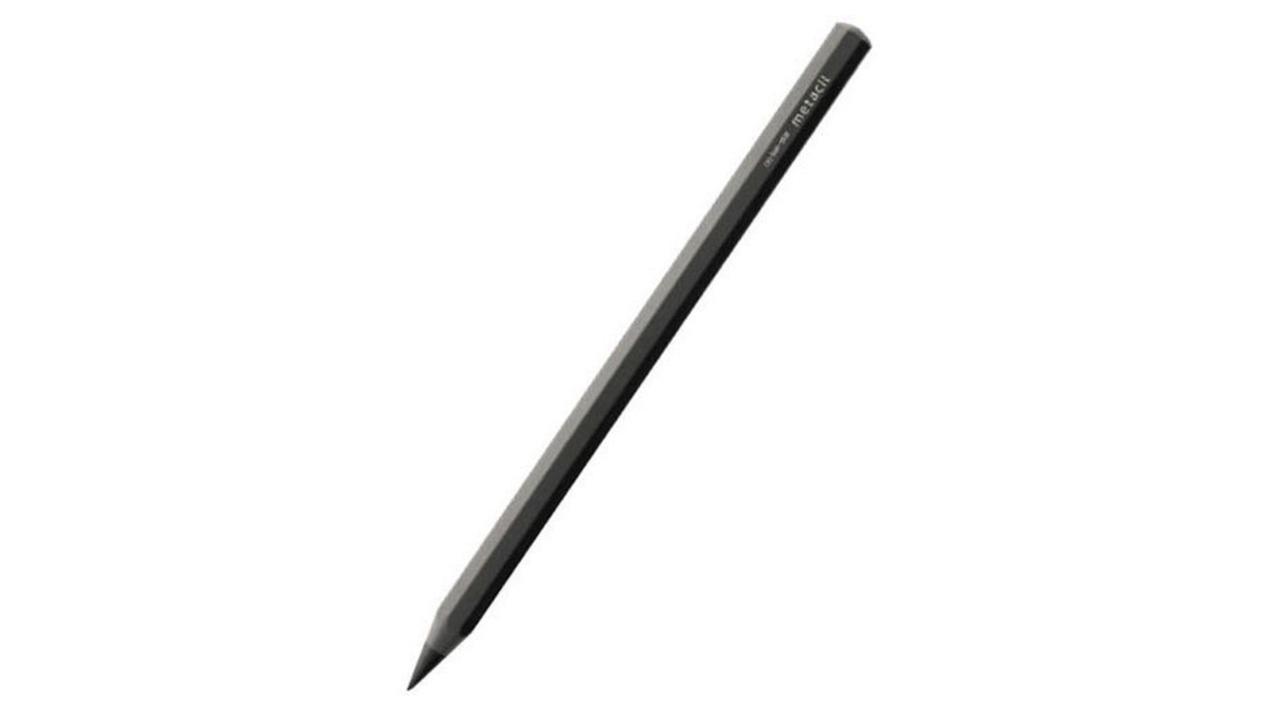 16kmもの距離を削ることなく書ける金属製の鉛筆｢メタシル｣。軸から芯まですべてメタルでかっこいい！