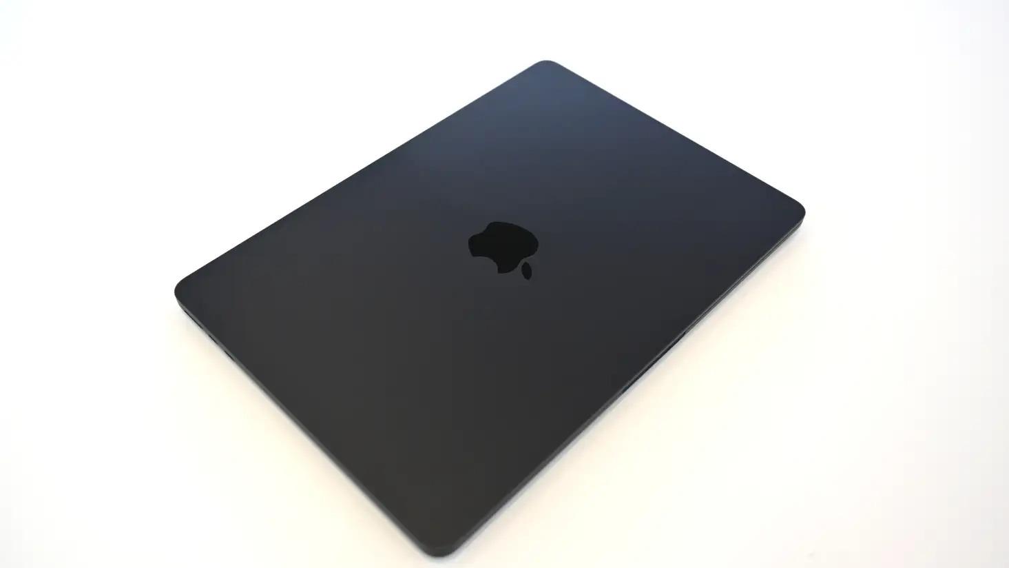 M2搭載の新型MacBook Airさっそく触ってみた! 米ギズモードから M2搭載の新型MacBook Airさっそく触ってみた! 米ギズモードから