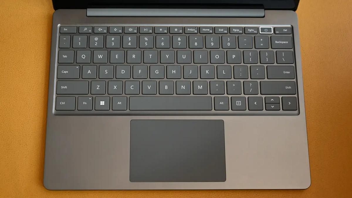 あと一歩で名作になれるお手頃ノートPC：Surface Laptop Go 2 