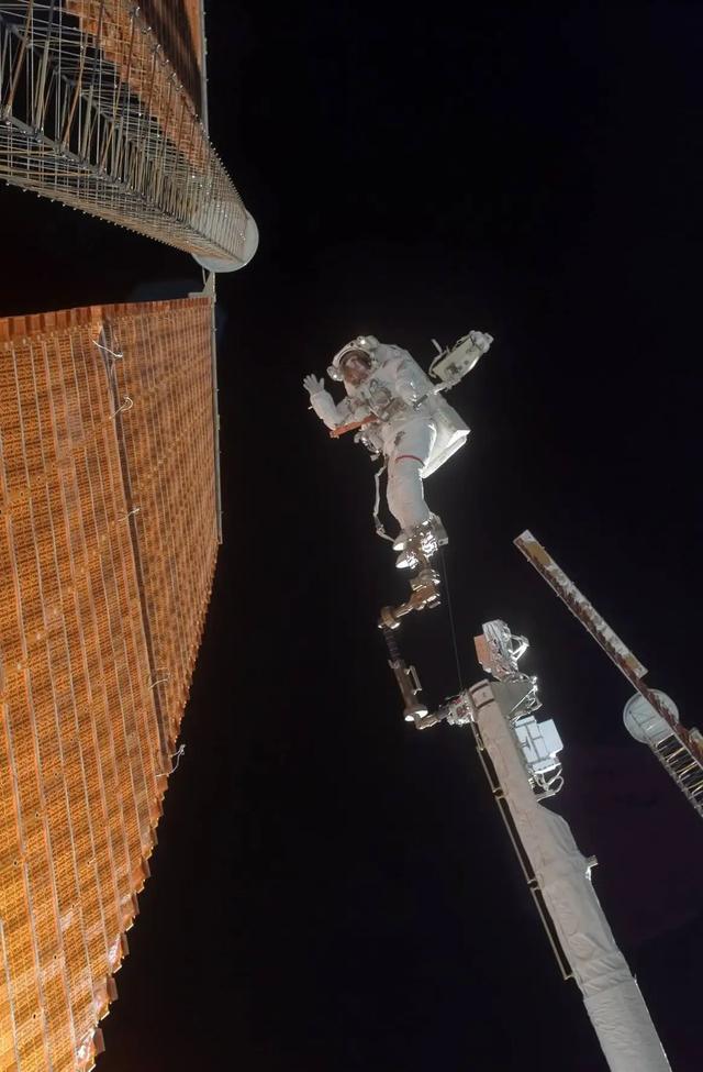 220617spacewalk11