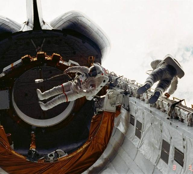 220617spacewalk6